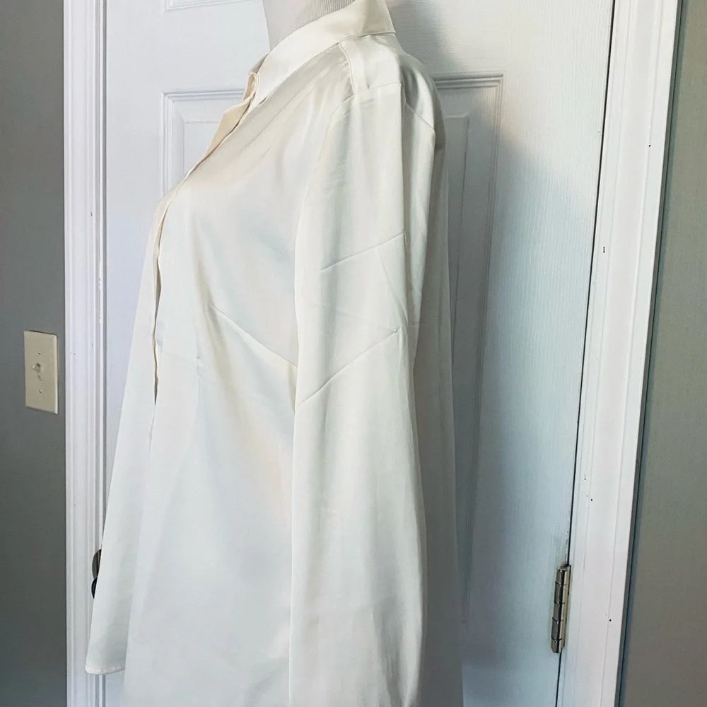 NWOT Women’s L Banana Republic White Dress Shirt Silky Finish